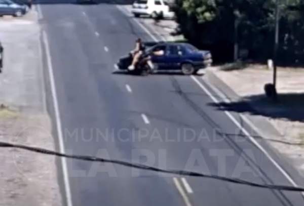 Dobló con su auto sin mirar y embistió a una motociclista en Camino General Belgrano