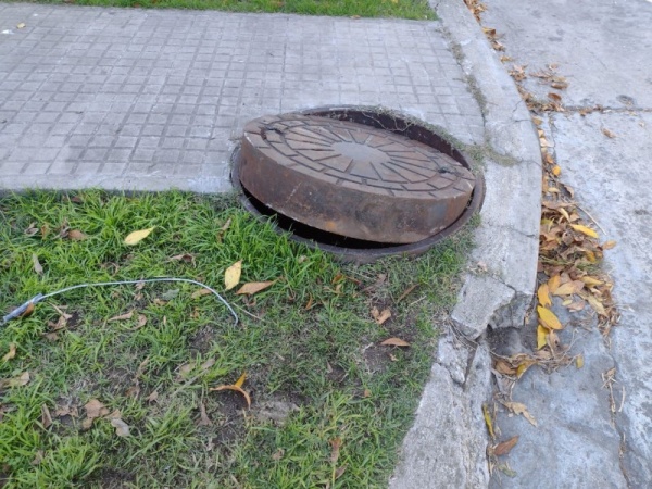 Una tapa de cloaca causa peligro en 10 y 54