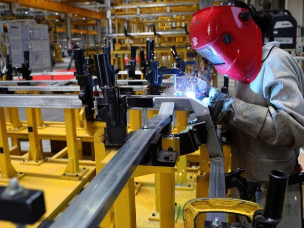 La industria en el país creció un 4,9% en diciembre y la construcción tuvo un alza del 27,4%