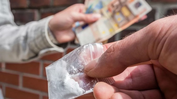 Allanaron al remisero anciano acusado de vender cocaína en La Plata y le encontraron más droga