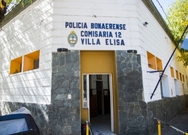 Allanaron una casa equivocada en Villa Elisa y destruyeron la puerta de un alto jefe policial valuada en 300 mil pesos