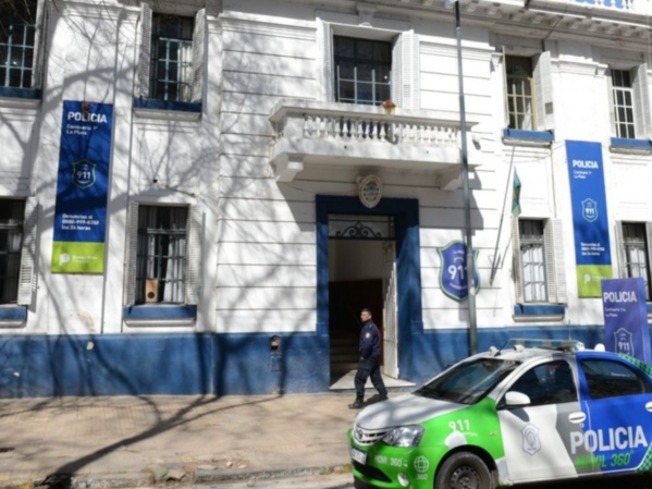 A metros de una comisaría de La Plata, robaron violentamente a una farmacia