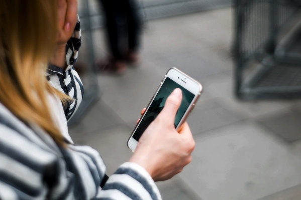 Enga&ntilde;os en las redes: j&oacute;venes de La Plata denuncian que les copian los perfiles para publicar fotos de mujeres desnudas