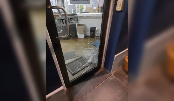 El video del puma estrellándose contra la puerta de la Municipalidad de Río Primero