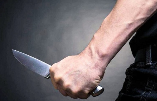 Golpeó a su pareja y le clavó un cuchillazo en el pecho a su hijastro en Villa Elisa