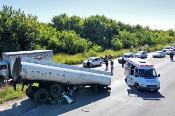 Un tanque de un camión cisterna se desprendió en plena ruta y aplastó un auto en Campana: un hombre muerto y un nene ileso