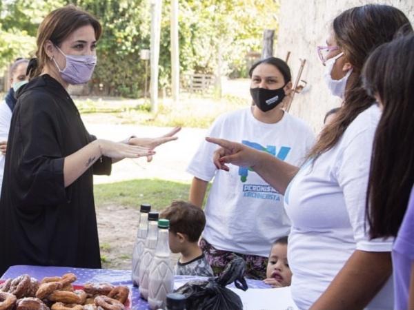 Flor Tizio, la empresaria platense solidaria, repartió guardapolvos en dos merenderos de Villa Elvira