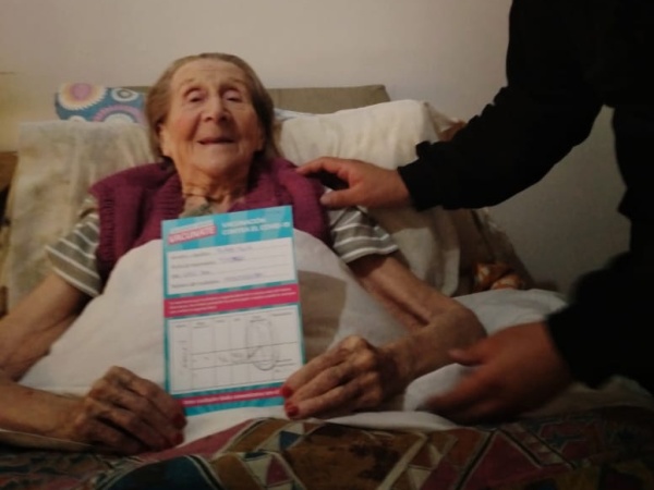 Delia, de 97 años, fue una de las primeras vacunadas sin turno en La Plata