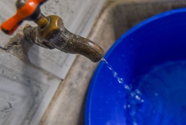 En la zona de 32 y 115 denuncian escasez de agua y baja presión desde octubre del año pasado