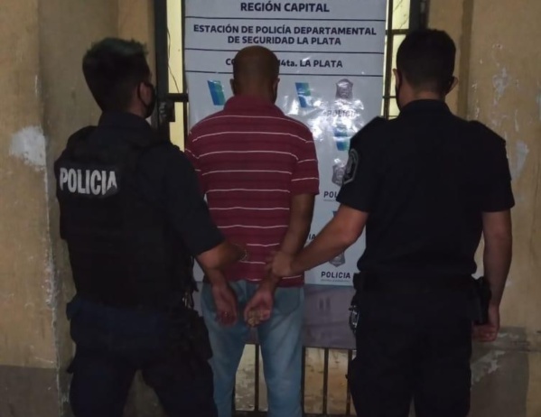 Un platense desalojó a su madrastra y se apropió de la casa tras la muerte de su padre: le secuestraron 147 mil pesos