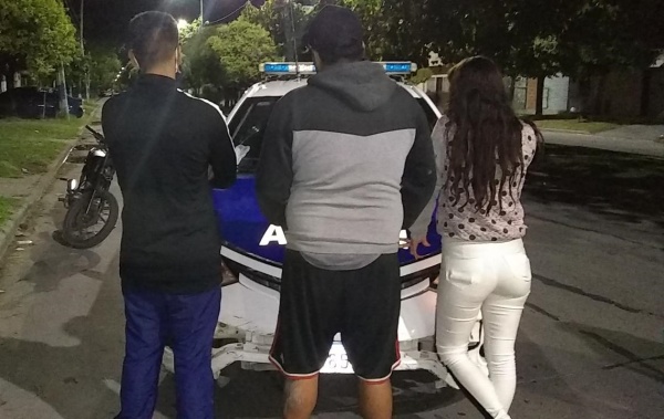 Una pareja paseaba en moto por La Plata, pero era robada y los detuvieron