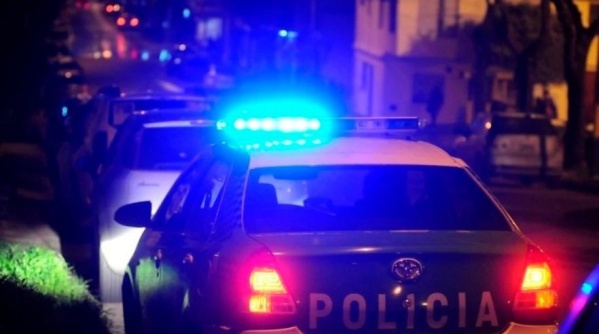 Detuvieron a un hombre por atacar salvajemente a un joven para robarle la moto en Villa Elisa
