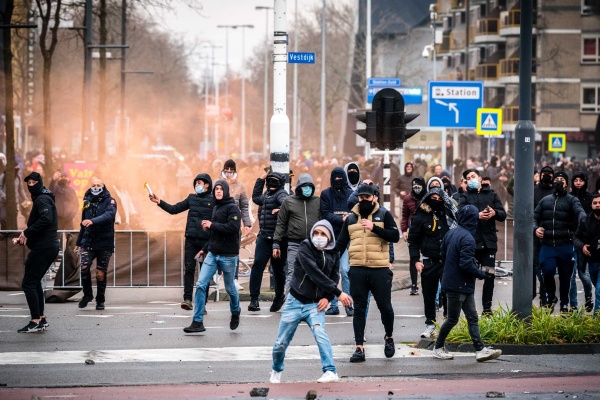 Disturbios, destrozos y detenidos en Holanda por el toque de queda: las imágenes de un país en llamas