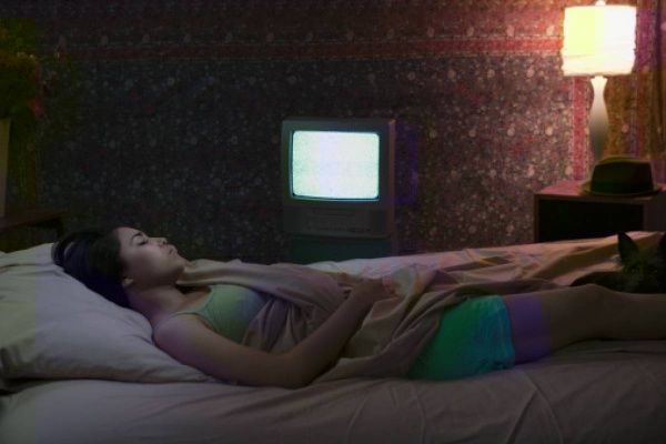 ¿Es bueno dormir con la TV prendida?