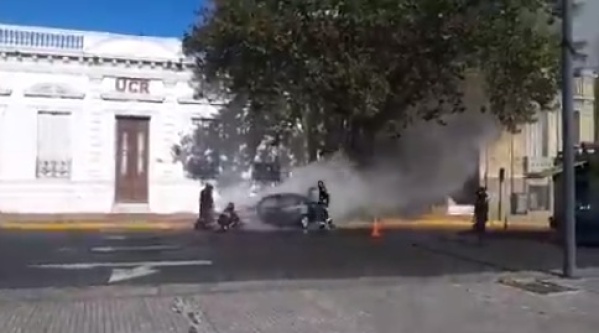 Un auto prendido fuego gener&oacute; caos en la zona de Plaza Moreno