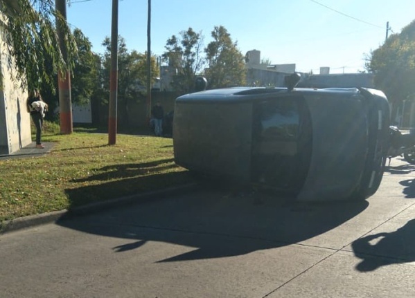 Quiso escapar de un control, pero volc&oacute; y lo atraparon en 4 y 516