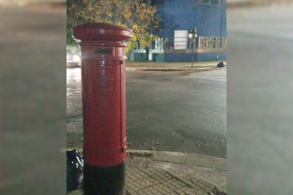 El solitario buzón rojo que sobrevive en La Plata y desata la nostalgia de los vecinos: "Era el Whatsapp de nuestra época"