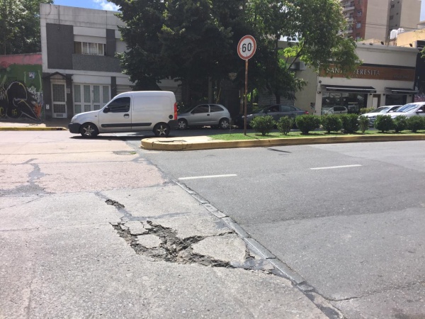 Vecinos de Plaza Paso denuncian la presencia de pozos "como cráteres"