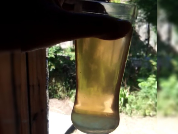 En la zona de 23 y 124 vecinos denuncian que el agua sale de color marrón