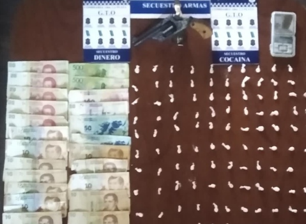 132 envoltorios de cocaína, armas y dinero: el final de un dealer de Melchor Romero que usaba su casa como "kiosco"