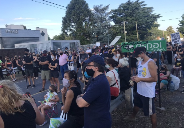 Vecinos de Gonnet y City Bell protestaron por la contaminación del Arroyo Rodríguez: "Devuélvanlo limpio y vivo"