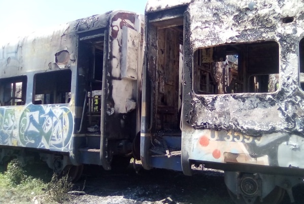 Incendiaron 5 vagones de trenes en Barrio Hipódromo y se dieron a la fuga