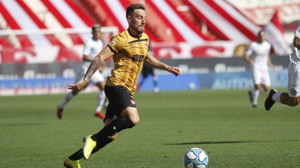 A la espera de la presentación oficial, se filtró la nueva tercer camiseta de Estudiantes