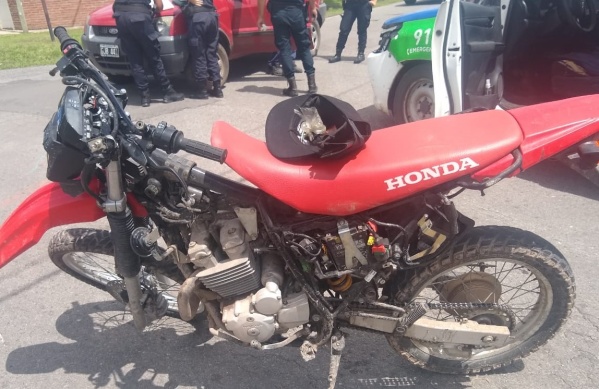 Dos motochorros terminaron chocando contra el vehículo que intentaban robar en Los Hornos