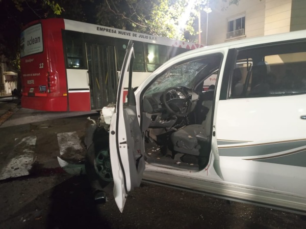 Triple choque entre un micro, un auto y una camioneta en La Plata
