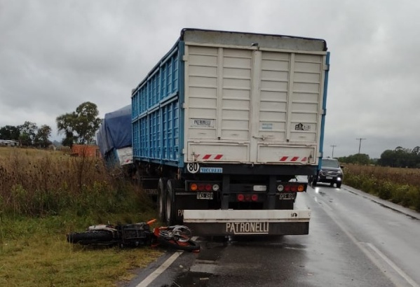 Un motociclista choc&oacute; con un cami&oacute;n y muri&oacute; en Ruta 6