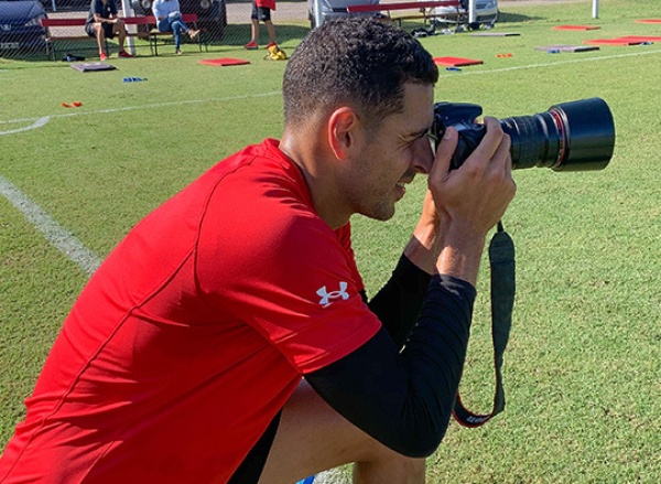 Cantante, compositor, camina sobre brasas, goleador y ahora "fotógrafo": la nueva habilidad del jugador Pablo Sabbag