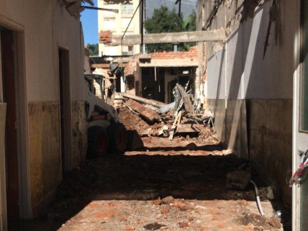 Derrumbe en una obra en construcción de La Plata: un obrero herido al caerle una pared encima