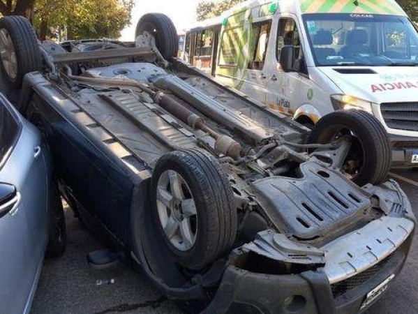 Increíble accidente en La Plata: Volcó un auto en plena avenida 7