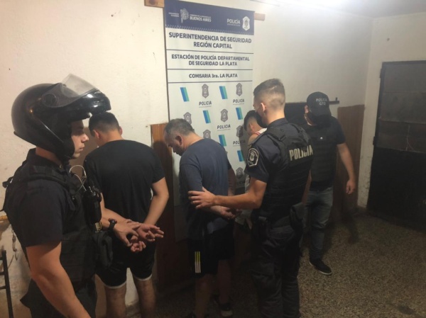 Detuvieron a un peligroso delincuente que era buscado en La Plata y cayeron otros cómplices