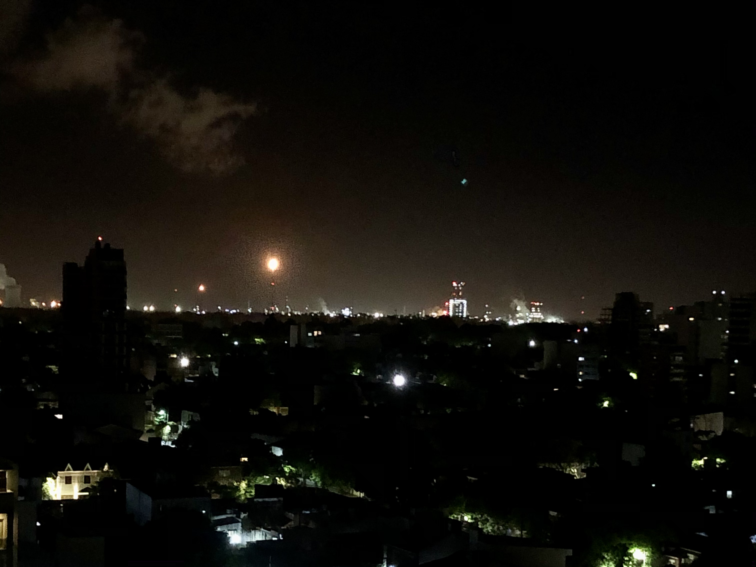 Temblor y llamarada fuerte en YPF La Plata y Ensenada: vecinos preocupados en las redes