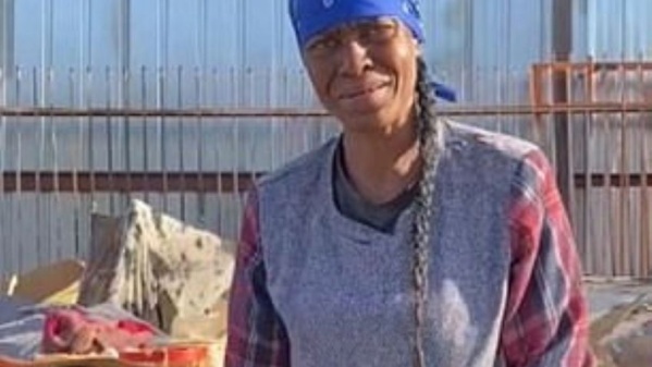 Un tiktoker le regaló un departamento a una mujer que vivía en la calle y se volvió viral