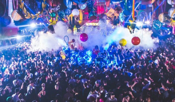 Tras un año de cierre, los boliches y locales nocturnos reabren sus puertas en Madrid y Barcelona