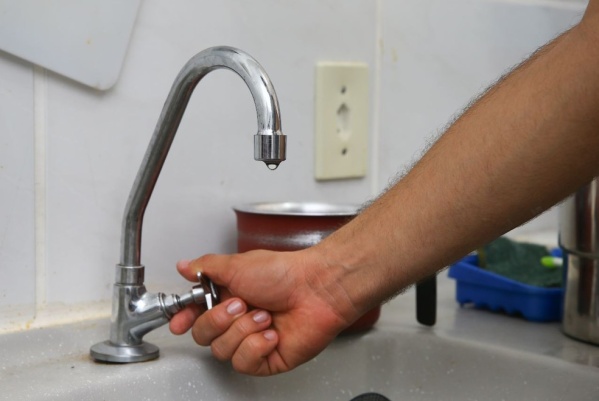 En Tolosa, los vecinos están "cansados" por el mal servicio de agua y se movilizan para reclamar una mejora
