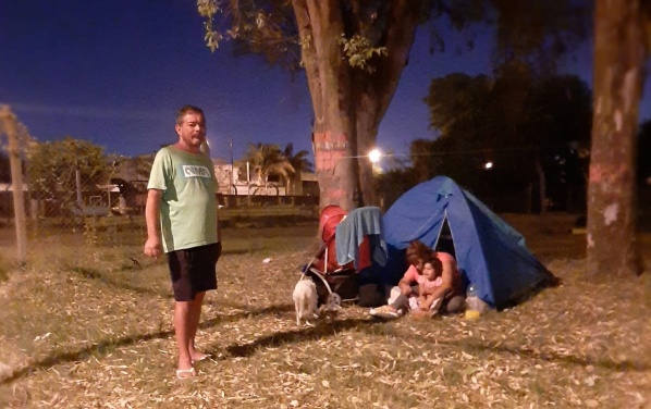 Son de Ensenada, se quedaron sin casa y ahora están viviendo en la calle con un bebé