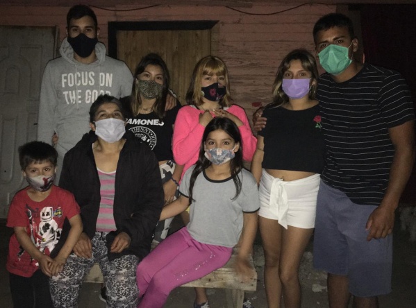 11 miembros de una familia de La Plata con COVID-19 se están quedando sin alimentos: "Hay chiquitos y no podemos salir"