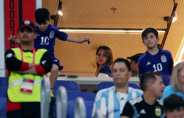 Los Messi son humanos: la engancharon a Antonella retando a su hijo Ciro durante el partido Argentina-Polonia en plena platea