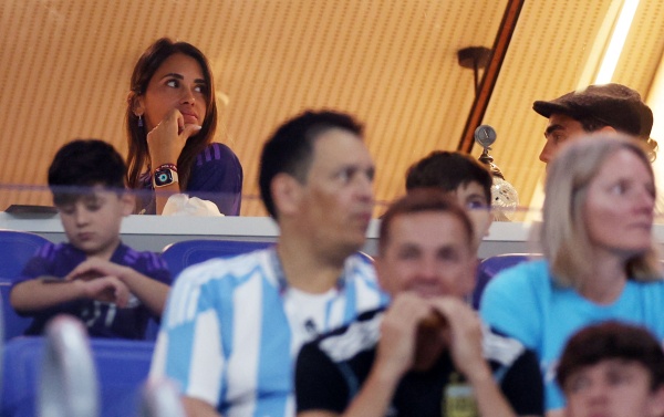 Los Messi son humanos: la engancharon a Antonella retando a su hijo Ciro durante el partido Argentina-Polonia en plena platea