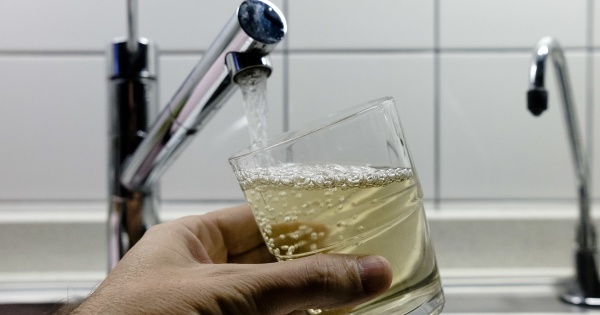 Denuncian que el agua sale de "color oscuro" en 16 y 50