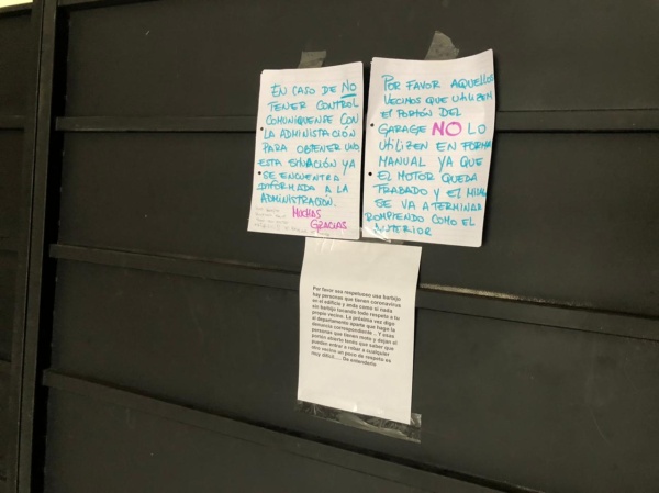 En un edificio platense denuncian a sus vecinos con carteles: "Están contagiados y andan sin barbijo"