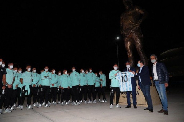 La selección homenajeó a Maradona y Messi fue el encargado de descubrir la estatua del "10"