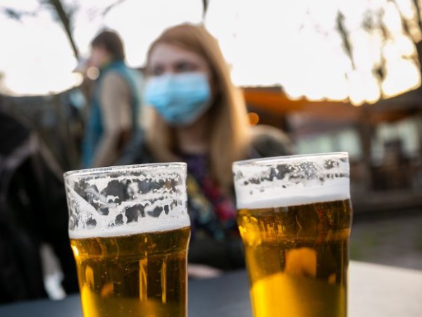 Francia debe tomar medidas contra el alcohol para frenar el coronavirus