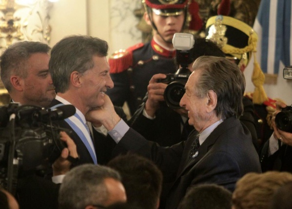 En su libro, Mauricio Macri le erró por 13 meses a la fecha de muerte de su padre