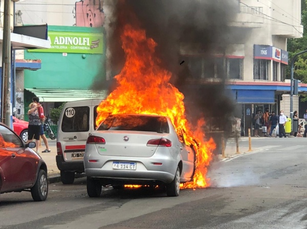 Se prendi&oacute; fuego un auto en la zona de 4 y Diagonal 80