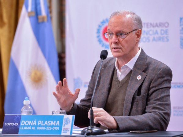 Goll&aacute;n dijo que "es mucho m&aacute;s peligroso tomarse un paracetamol que aplicarse una vacuna Covid"