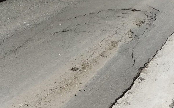 Se hunde el asfalto en una calle de Los Hornos y crece la preocupación de los vecinos